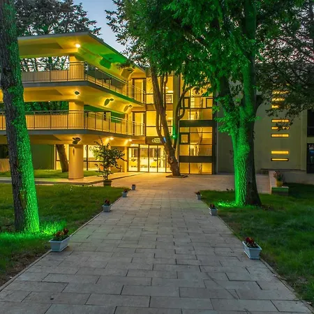 куин нели парк Хотел 4*