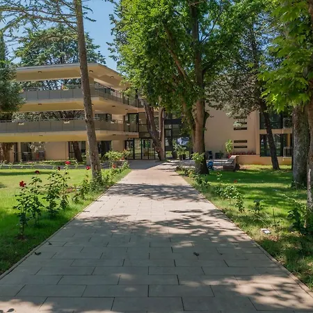 Хотел куин нели парк 4*