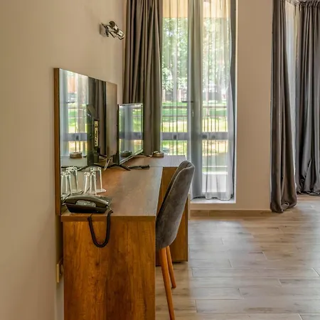 куин нели парк Хотел 4*