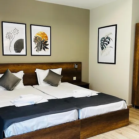 Хотел куин нели парк 4*