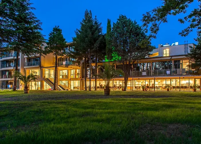 Queen Nelly Park 호텔 키텐