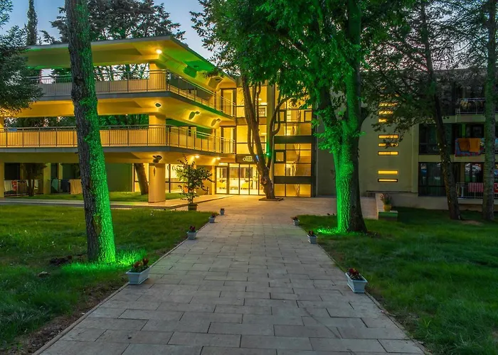 Queen Nelly Park 호텔 4*