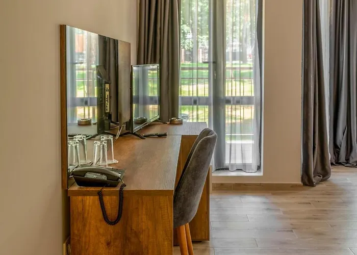 Queen Nelly Park 호텔 4*